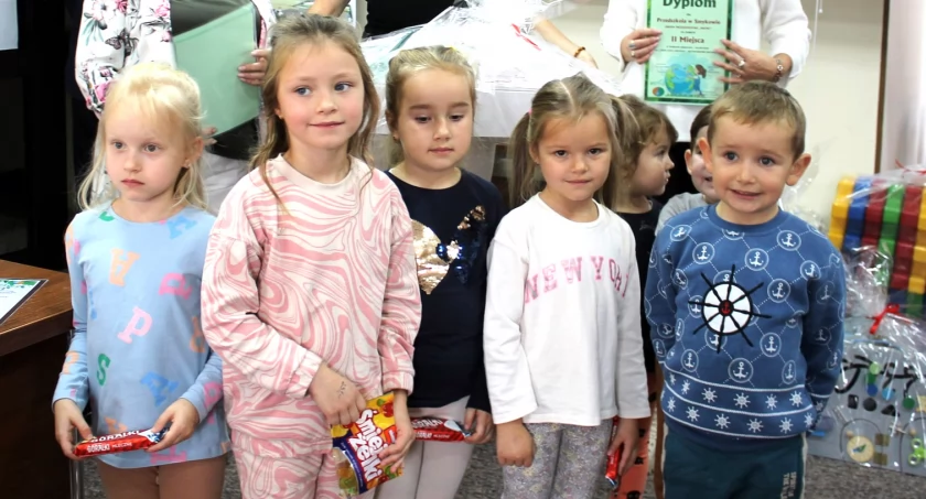 Gmina Smyków. Po sesji nagrodzili dzieci w konkursie ekologicznym