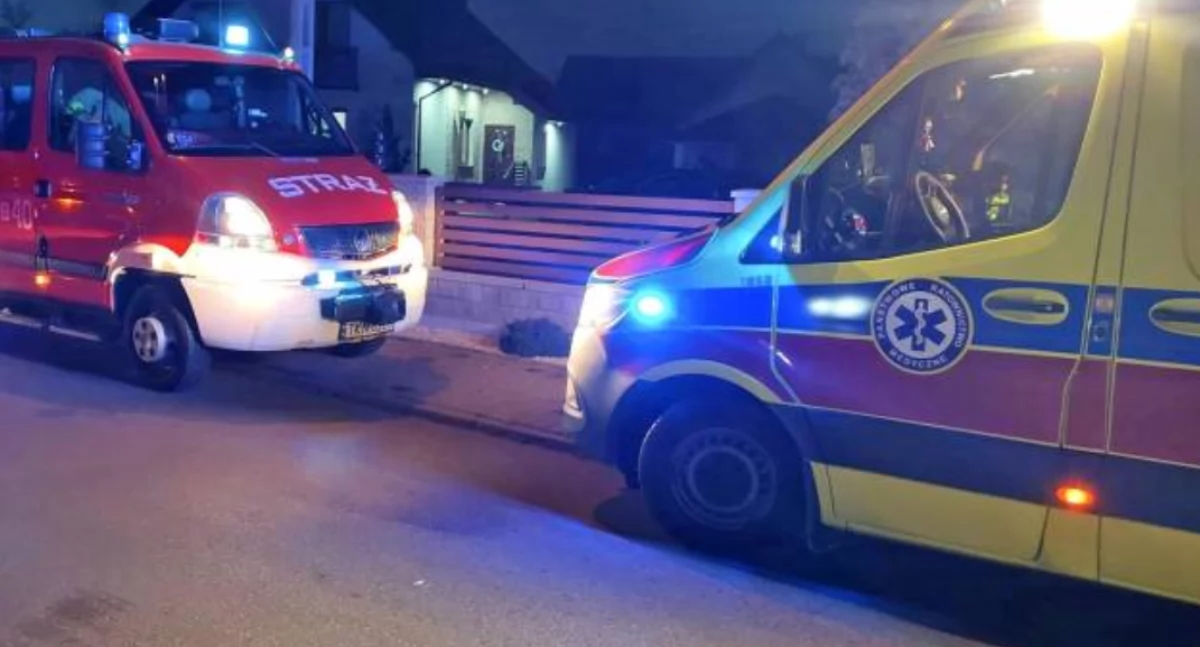 Ambulans w błocie, 91-latka woła o pomoc. Jak strażacy z Końskich pomagają medykom ratować ludzi?