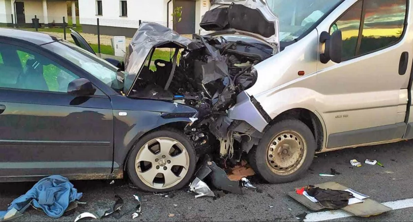GRABKÓW. Zderzyły się samochody, dwie osoby trafiły na SOR