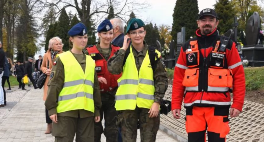 Konecki cmentarz. Strzelcy i   Oddział Poszukiwawczo–Ratowniczy blisko nas