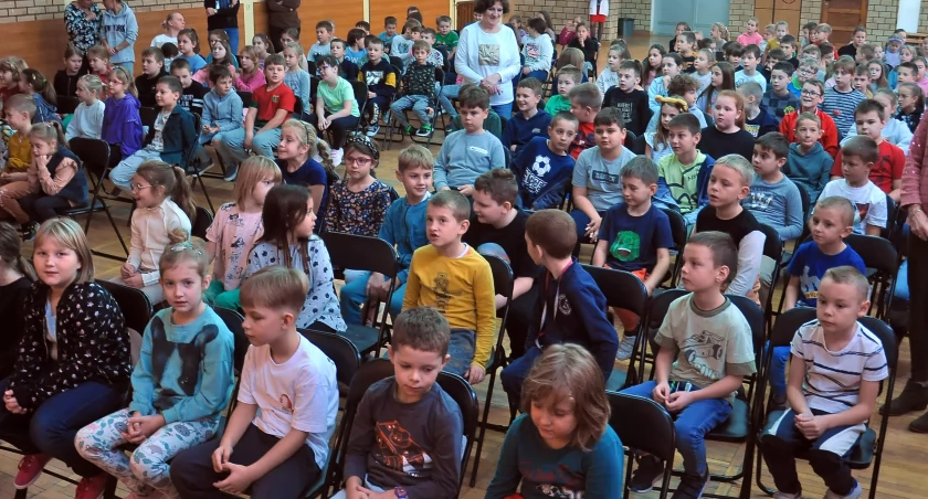 Szkoła Podstawowa nr 1 w Końskich. Spektakl w kolorach jesieni