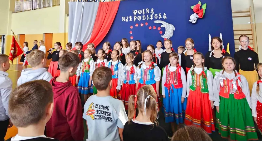 W królewieckiej szkole świętowali 105 rocznicę odzyskania przez Polskę niepodległości [ZDJĘCIA]