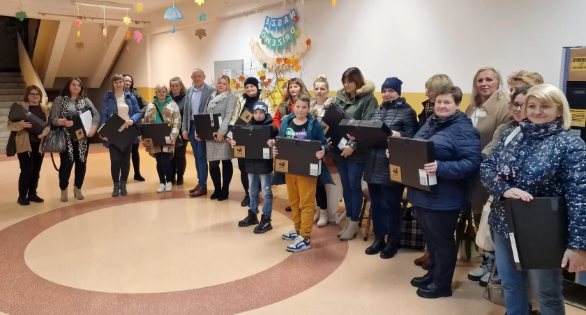 GMINA GOWARCZÓW. Bezpłatne laptopy dla czwartoklasistów