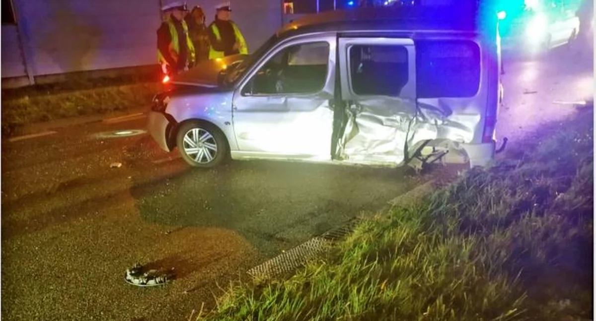 Kolizja trzech samochodów w Brodach. Kierowca citroena oddalił się z miejsca zdarzenia