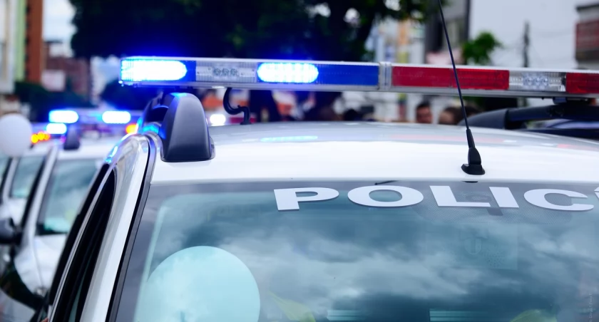 W Zbójnie. Mercedes na trzech kołach, czwarte zderzyło się z innym samochodem