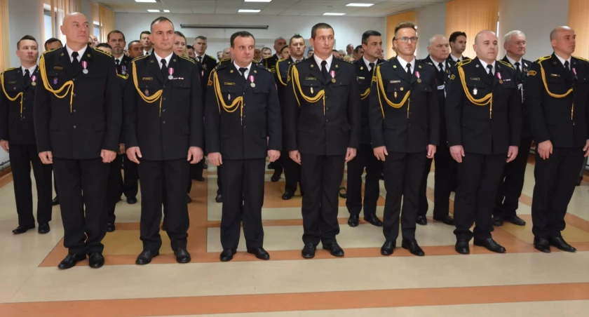 Honory i awanse dla strażaków PSP i druhów OSP z powiatu koneckiego