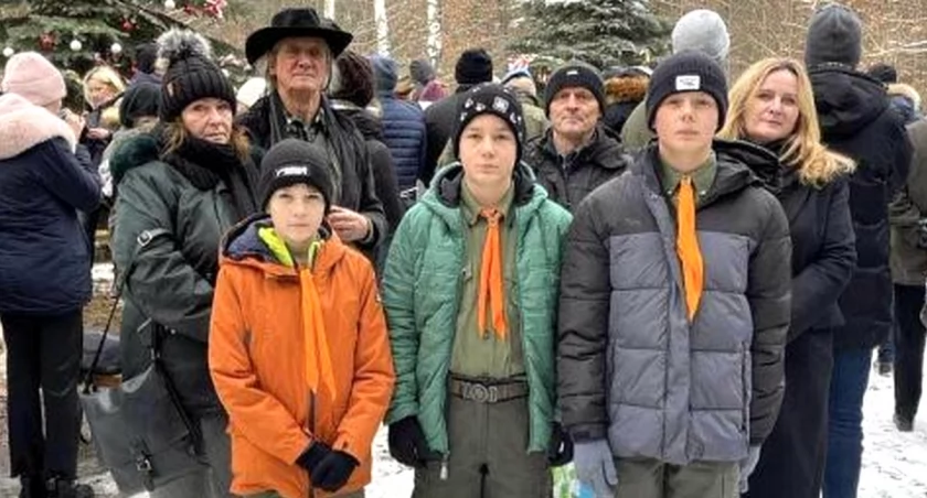Delegacja Szkoły Podstawowej w Miedzierzy na Hubalowej Wigilii na Bielawach