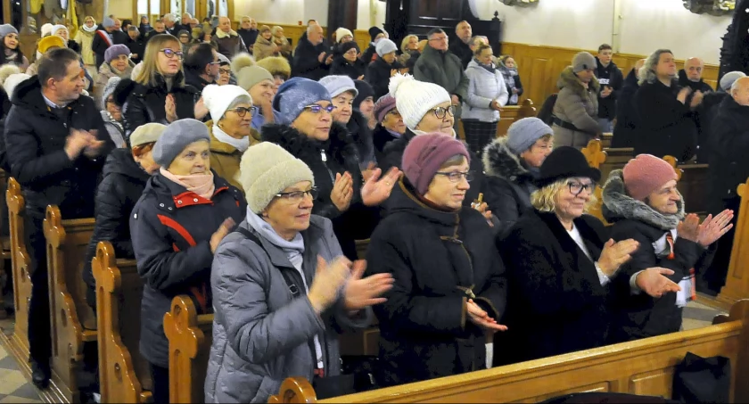KOŃSKIE. Czerwone maki dla świętego Mikołaja śpiewał chór Dzwon [ZDJĘCIA]