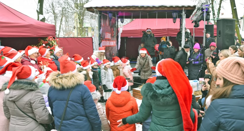 RADOSZYCE. Bożonarodzeniowy jarmark zgromadził setki ludzi