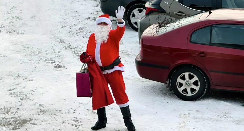 POWIAT KONECKI. Zapracowany Święty Mikołaj. Zdążył na czas dzięki pomocnikom [ZDJĘCIA]