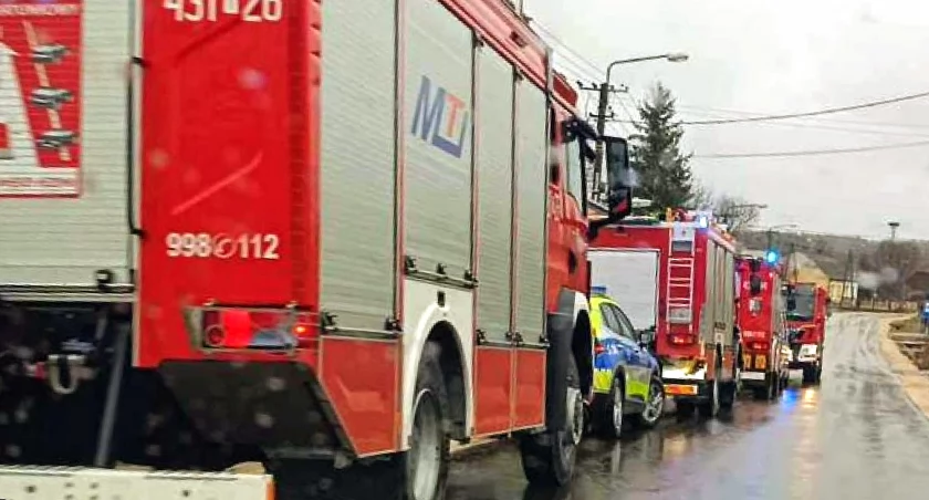 Śmierć w Świerczowie. W zadymionym pokoju znaleziono mężczyznę. Ratownicy stwierdzili zgon