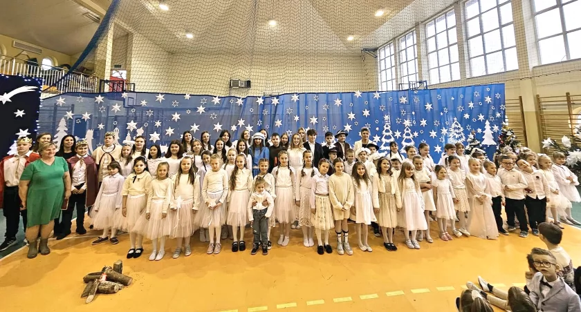 Jasełka w szkole w Królewcu. Zabrzmiał starochrześcijański hymn Gloria, gloria in excelsis Deo [ZDJĘCIA]