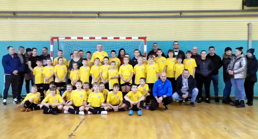 GOWARCZÓW. Młodzi zawodnicy Tęczy otrzymali sportowy prezent bożonarodzeniowy