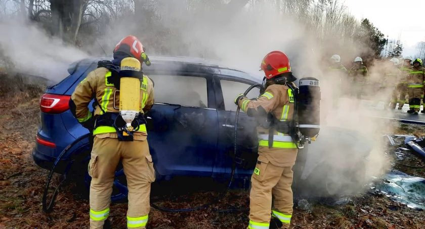 GOWARCZÓW, DĘBA. Dwa auta wyfrunęły z dróg. Jedno z nich się zapaliło