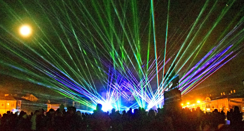 KOŃSKIE. Muzyka i pokaz laserowy na powitanie Nowego 2024 Roku [ZDJĘCIA]