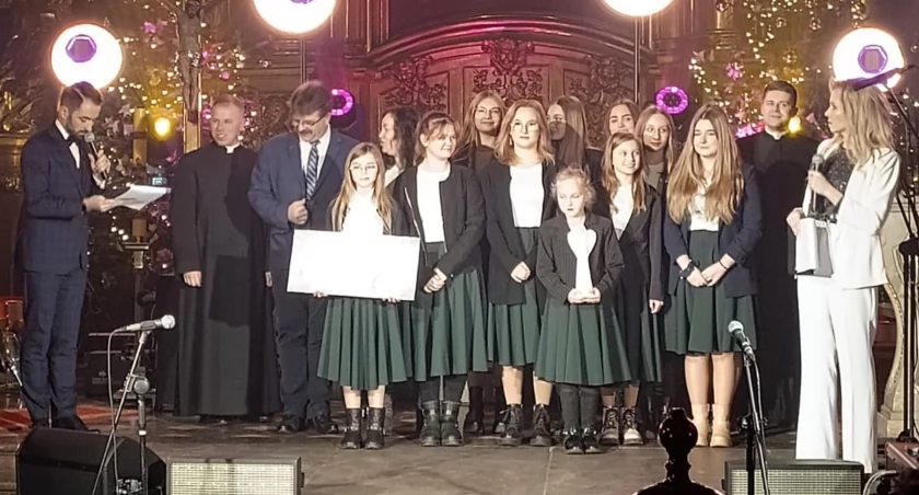 KIELCE - MIEDZIERZA. Schola parafialna Vox Dei triumfatorem w XVII Świętokrzyskim Festiwalu Kolęd i Pastorałek