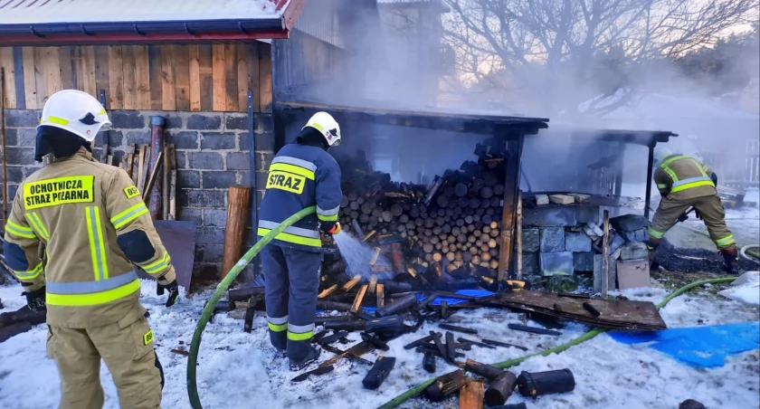 Pożar w Niekłaniu Małym w gminie Stąporków. Palił się drewniany budynek gospodarczy [ZDJĘCIA]