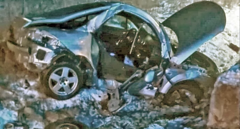  Audi uderzyło w przepust w Bębnowie. Kierowca wypadł przez przednie okno. Walczy o życie w szpitalu