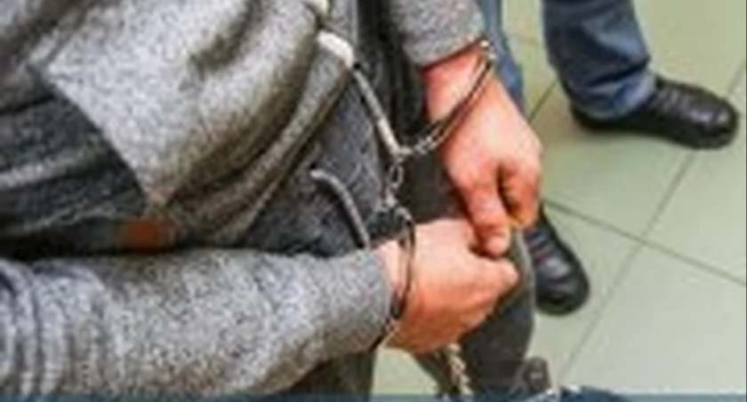 KOŃSKIE. Uciekał samochodem a później pieszo. W organizmie alkohol