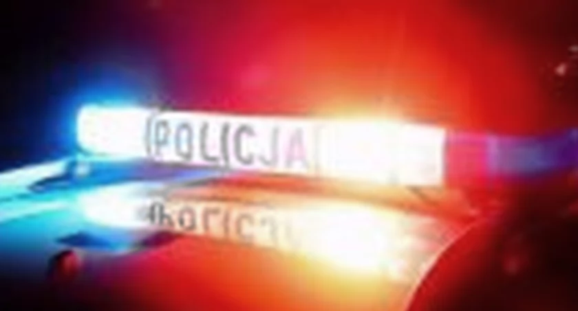 STĄPORKÓW. Policjanci uratowali od zamarznięcia 72-latka. Z 4 promilami w organizmie spał na ławce