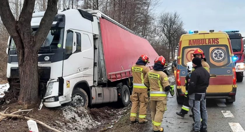 LISIE JAMY. Kierowca zasłabł za kółkiem i ciągnik wpadł do rowu
