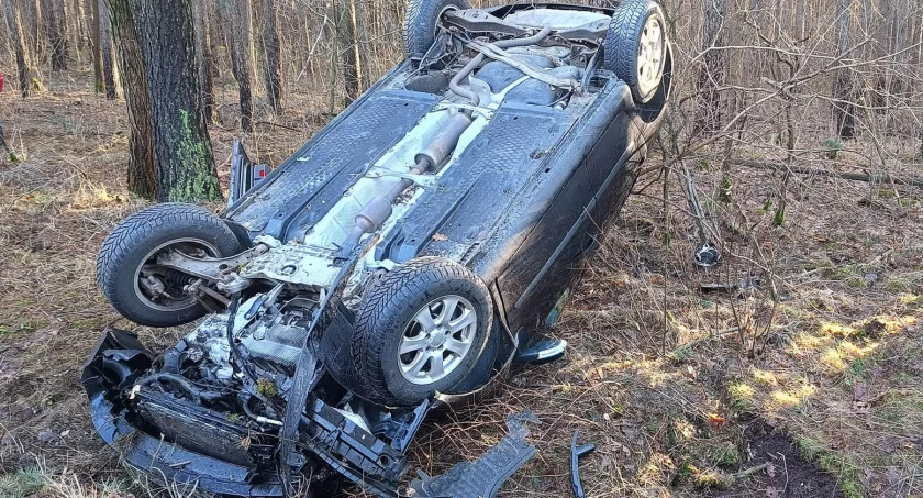 MOŚCISKA MAŁE. Volkswagen stracił przyczepność na ślizgawce i dachował [ZDJĘCIA]