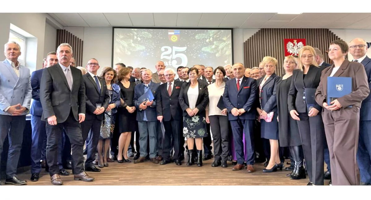 KOŃSKIE. Srebrny jubileusz powiatu koneckiego. Pamiątkowe medale dla radnych