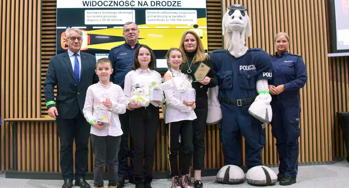 MIEDZIERZA - KIELCE. Świecą przykładem. Społeczność szkoły cieszy się z sukcesu