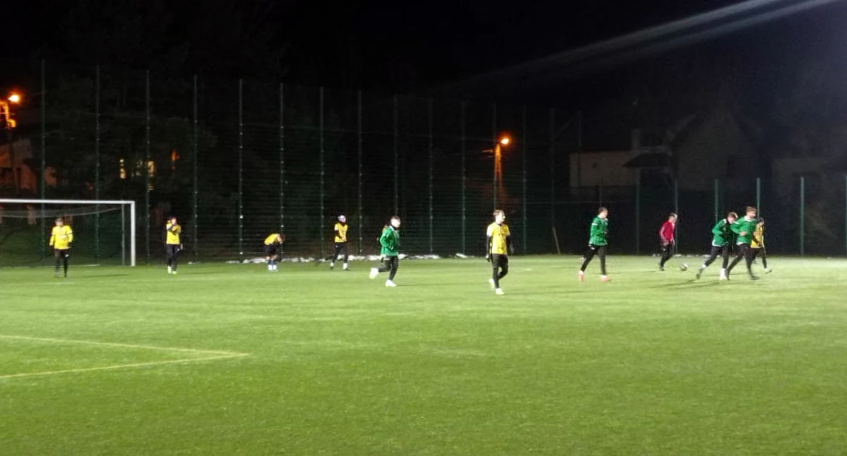 Sparingowe derby powiatu koneckiego. Zagrali dzień wcześniej, niż zapowiadano