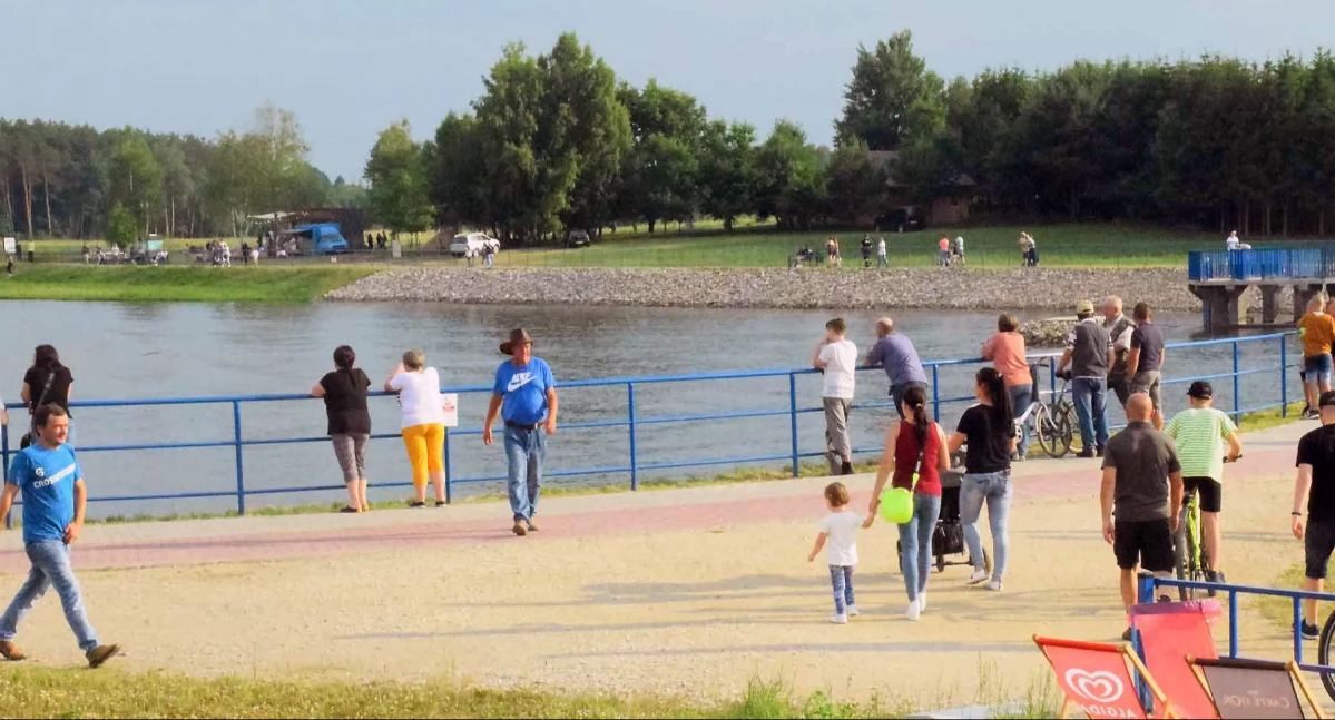 RADOSZYCE, SMYKÓW, KOŃSKIE. Sięgamy po gorącą wodę. Będzie do kąpieli i ogrzewania mieszkań