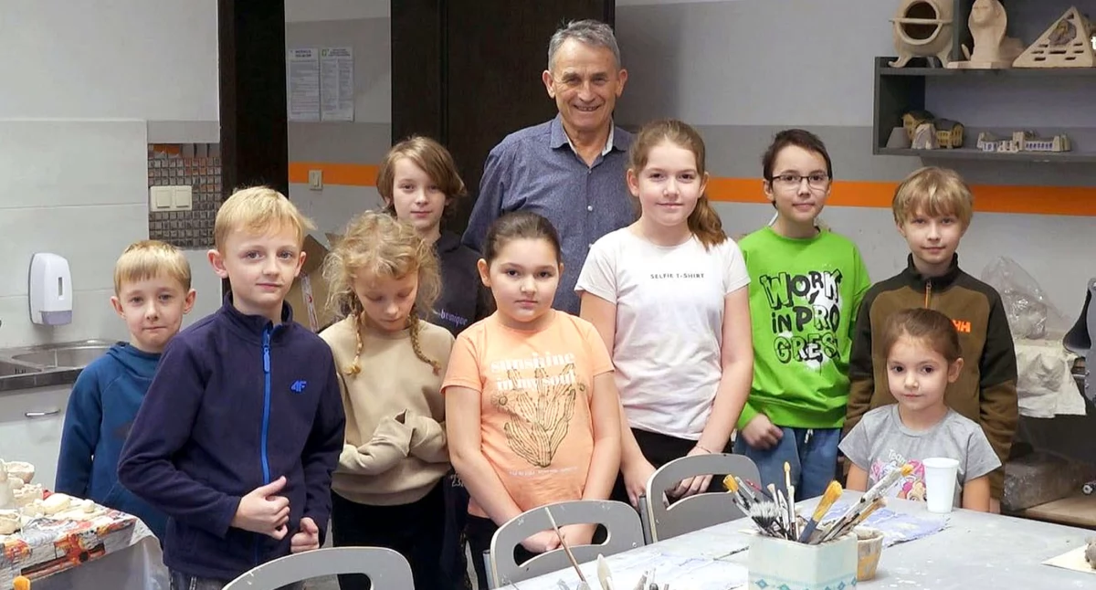 KOŃSKIE. Glina i chemia absorbuje dzieci. Poznają elementy rzeczywistości [ZDJĘCIA]