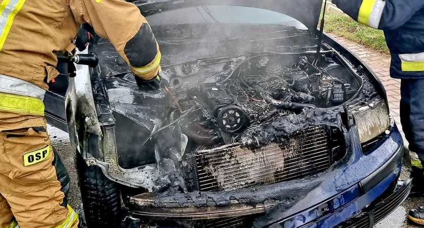 RADOSZYCE. Od zwarcia w instalacji elektrycznej zapaliła się komora silnika
