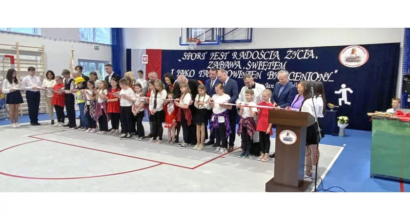 GMINA RADOSZYCE. Szkoła w Wilczkowicach powiększyła się o salę sportową