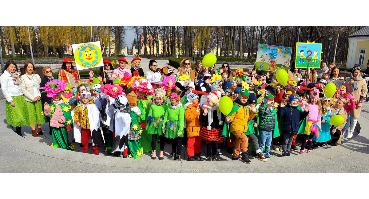 KOŃSKIE. Przedszkolaki witały wiosnę w parkowej fontannie [ZDJĘCIA]