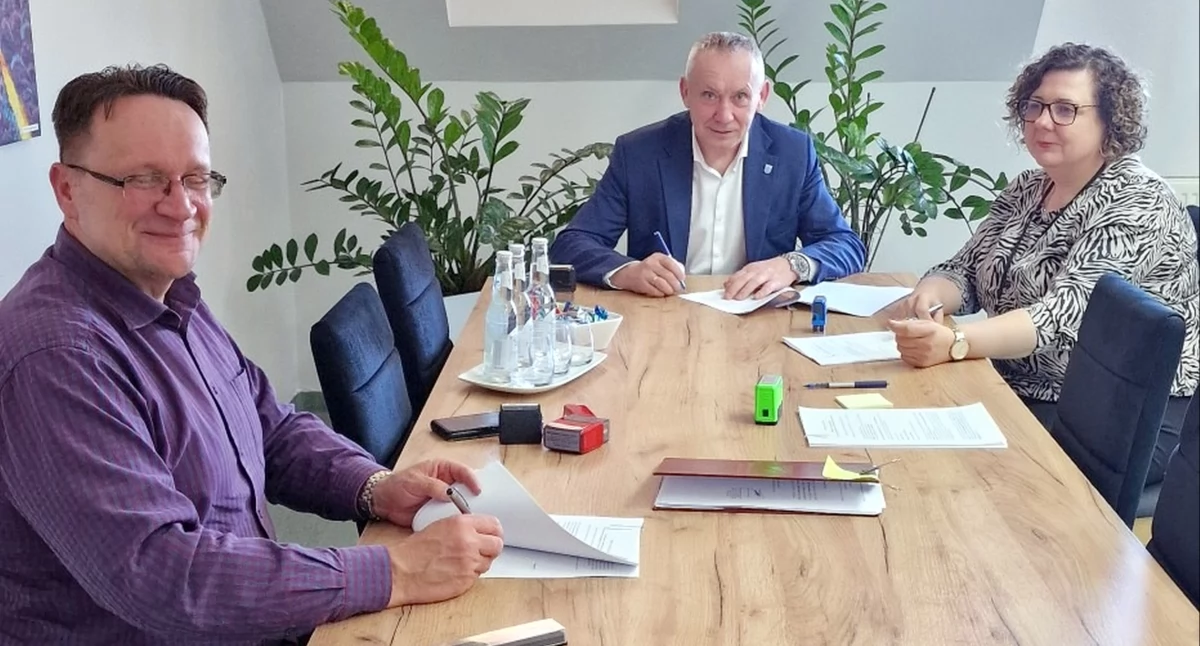 GMINA GOWARCZÓW. Drogi gminne do remontu. Umowy podpasane