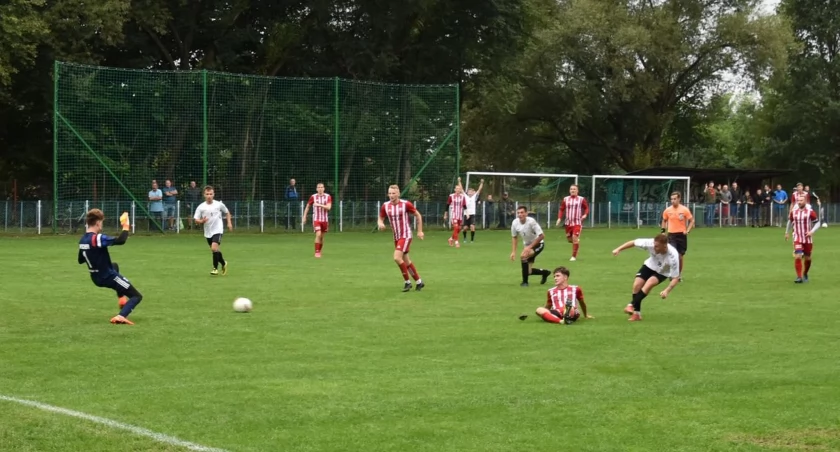 Derby powiatu koneckiego w Gowarczowie. Kto wygrał mecz inaugurujący rundę wiosenną w Klasie B?