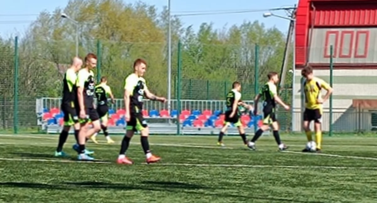 Świętokrzyska Klasa B, grupa 1. Tęcza Gowarczów zagrała mecz na własnym terenie
