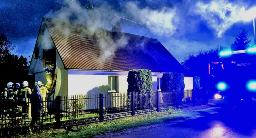 NADWORÓW. Paliło się na poddaszu budynku mieszkalnego [ZDJĘCIA]