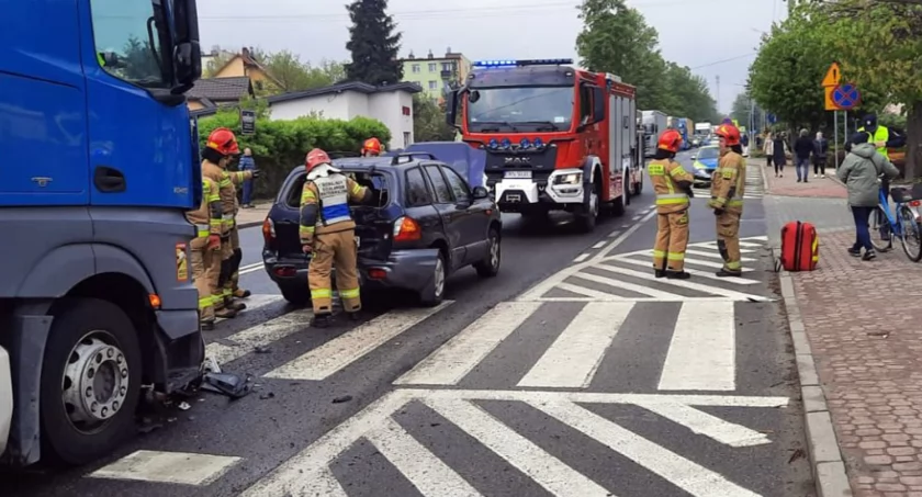Ciężarówka najechała na tył samochodu osobowego w Stąporkowie