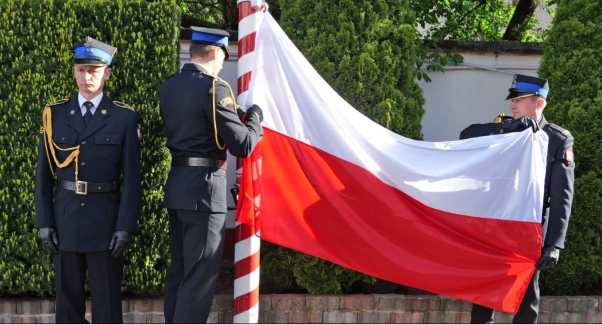 KOŃSKIE. Flaga podnoszona na maszt u strażaków