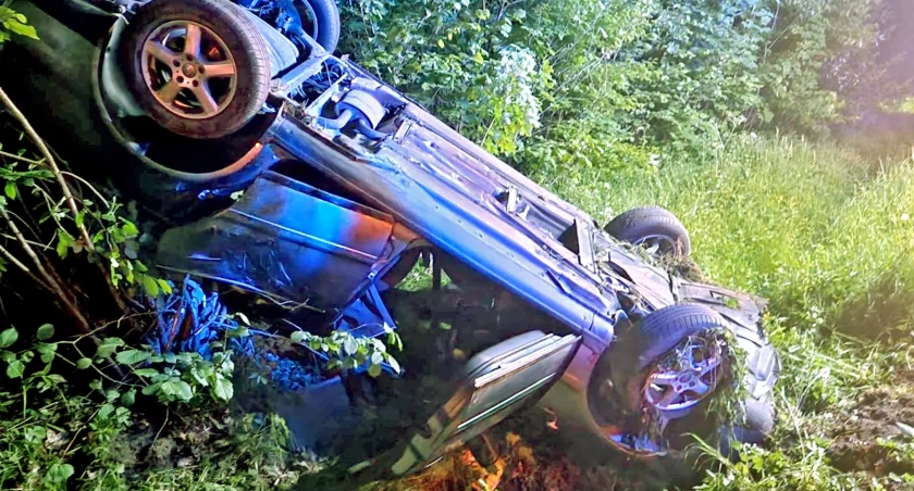 POWIAT KONECKI. Audi i mazda wyleciały z jezdni i dachowały [ZDJĘCIA]