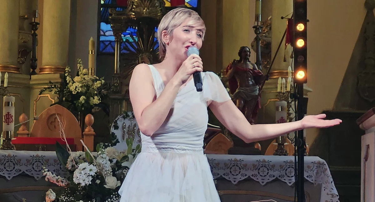 KOŃSKIE. Koncert Magdy Steczkowskiej według życia i testamentu Jana Pawła II z kremówkami w finale [ZDJĘCIA]