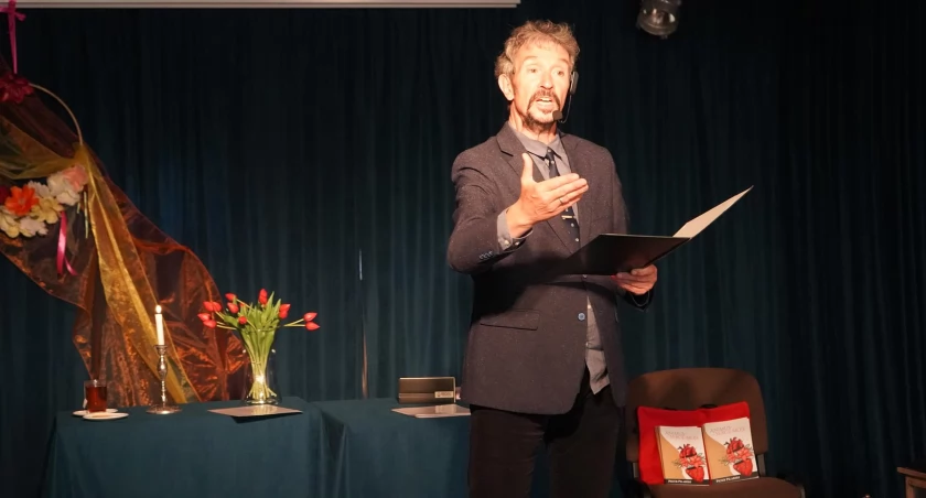W Gowarczowie spotkali się z poetą i aktorem Piotrem Pilarskim