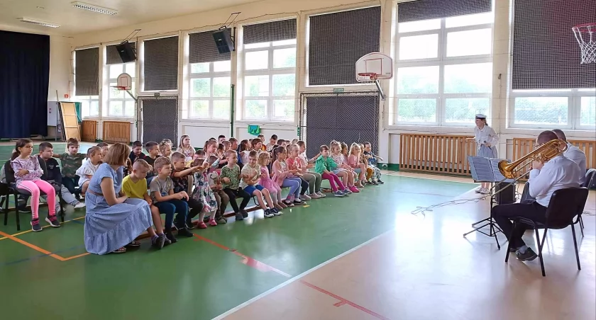 Gorące rytmy na wyspie skarbów uczniów szkoły w Rogowie