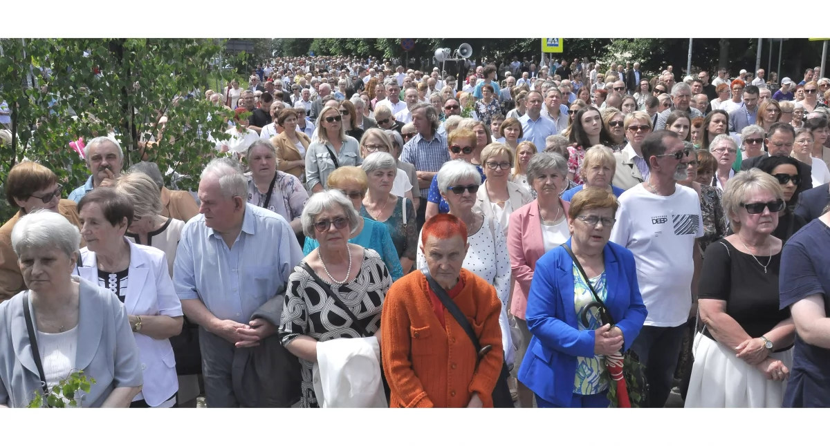 Tłum wiernych na procesji Bożego Ciała. Konecczanie dali pokaz wiary w Chrystusa [ZDJĘCIA]