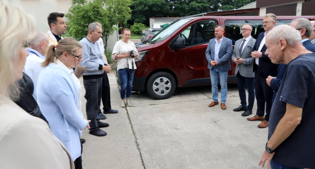 Nowy specjalistyczny samochód do przewozu osób z niepełnosprawnościami trafił do koneckiego DPS