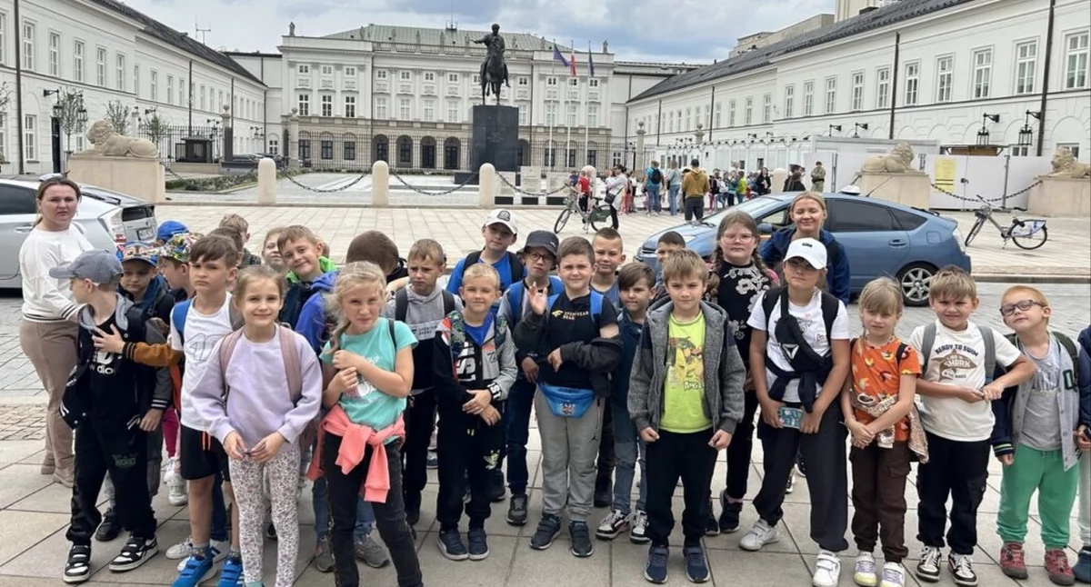 Uczniowie szkoły w Fałkowie poznają Polskę. Wycieczki do Kotliny Kłodzkiej i stolicy