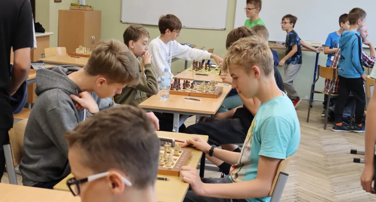W stąporkowskiej Jedynce rozegrali drugi turniej szachowy. Rywalizowali w dwóch grupach