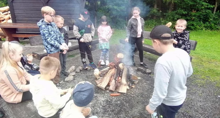 Mieli blisko, więc poszli pieszo. Przeszli tylko dwa kilometry, aby dojść do...