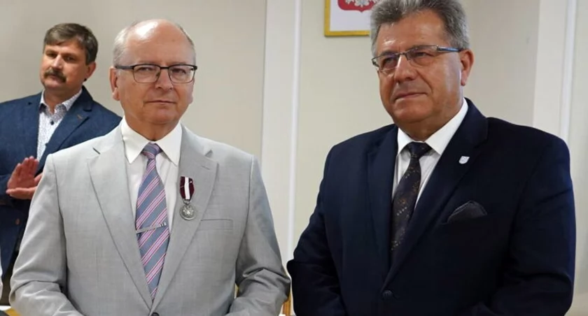 Absolutorium i wotum zaufania dla burmistrza Końskich od radnych. Odznaka od wojewody